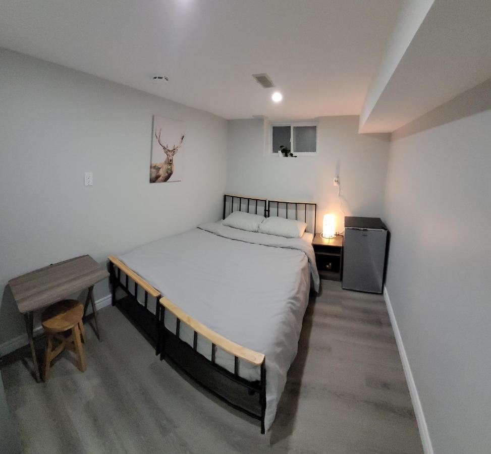 B&B Toronto - Guest House Basement - Master Bedrooms in Bayview Village - Bed and Breakfast Toronto