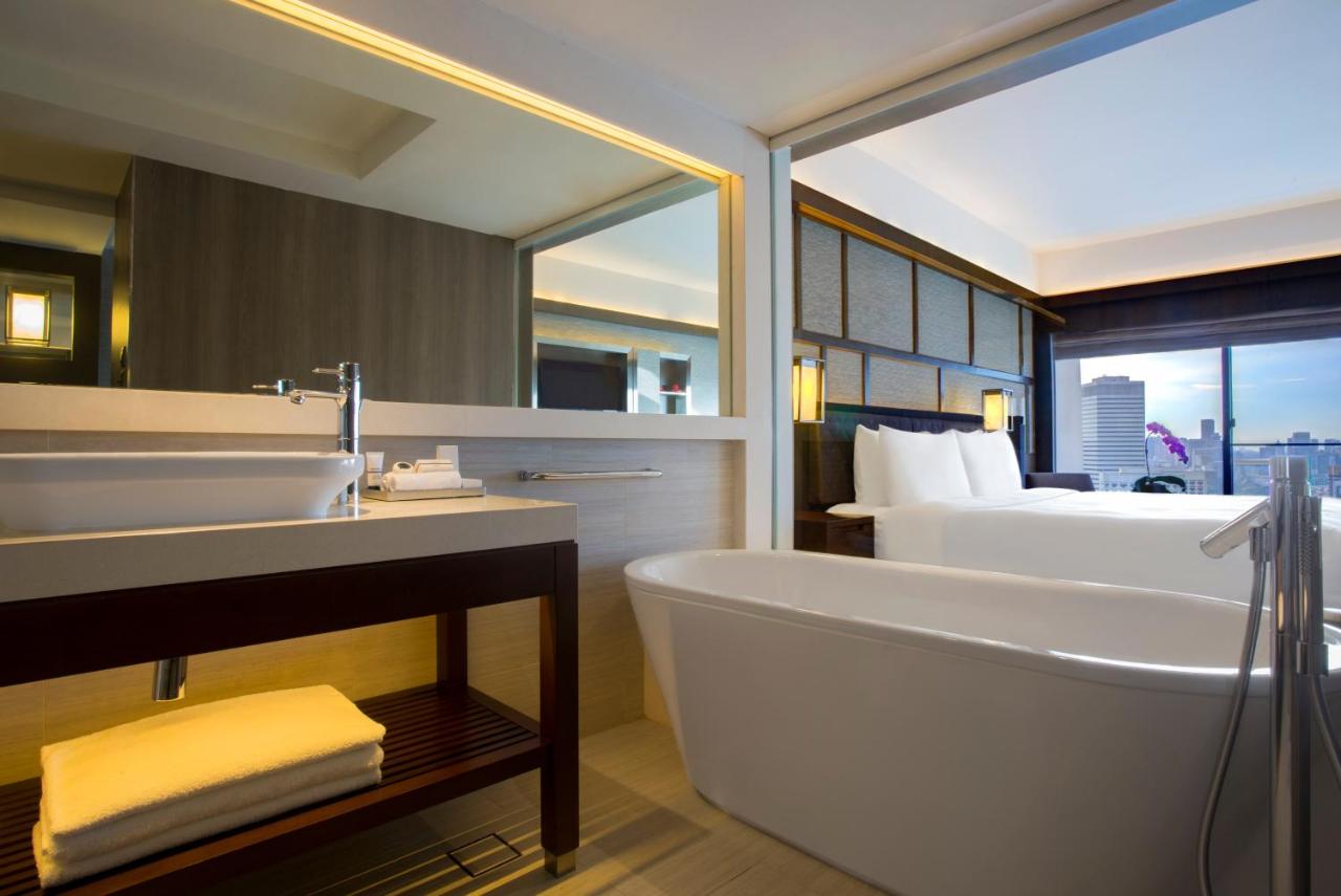 Pan Pacific Singapore bathtub
