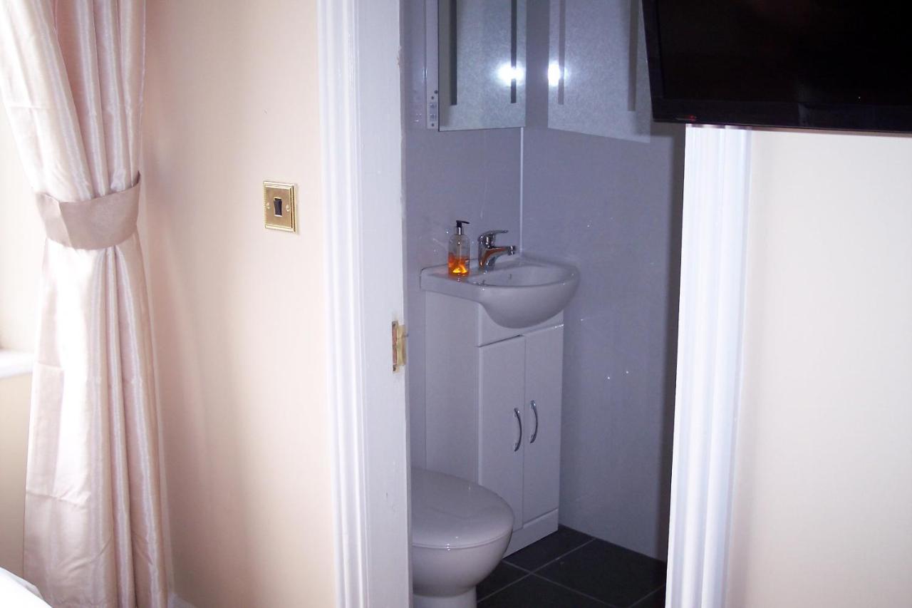 Doppel-/Zweibettzimmer mit Bad