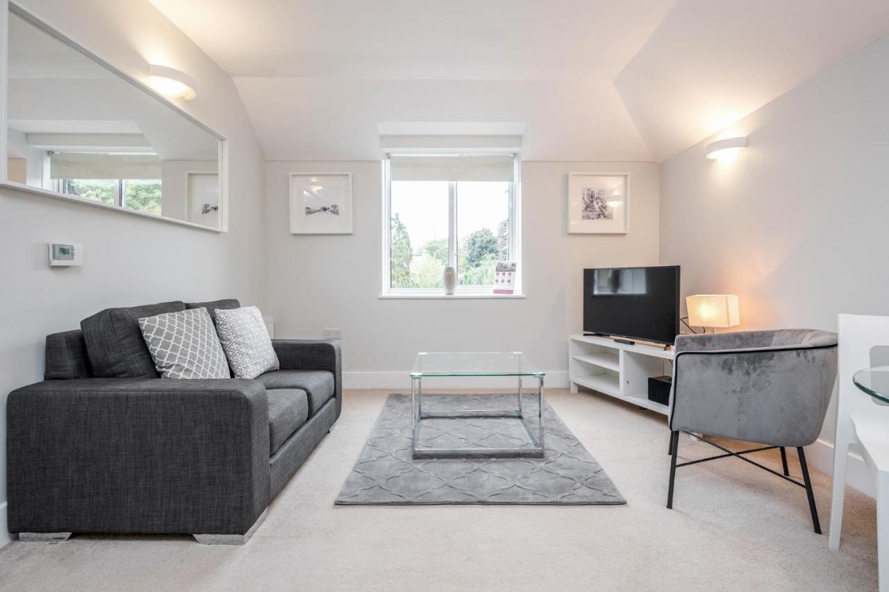 B&B Surbiton - Roomspace Serviced Apartments - Lomond Court - Bed and Breakfast Surbiton