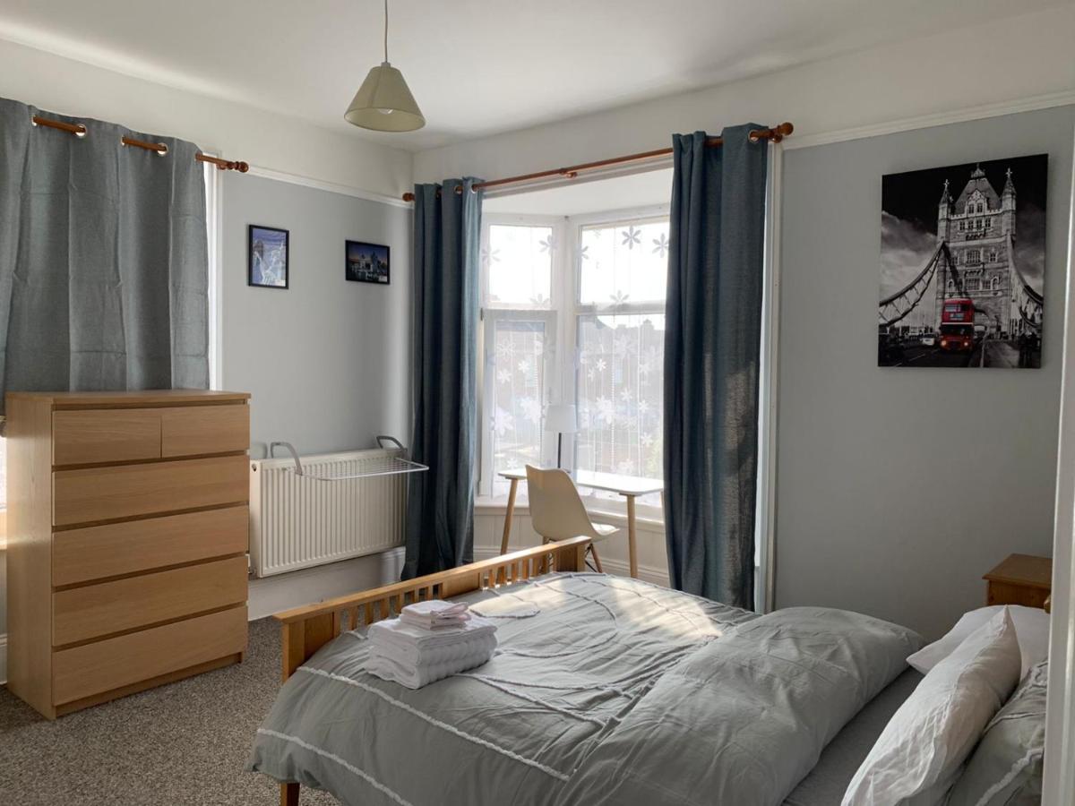 B&B Portsmouth - Cosy 2 bed flat in Baffins - Bed and Breakfast Portsmouth