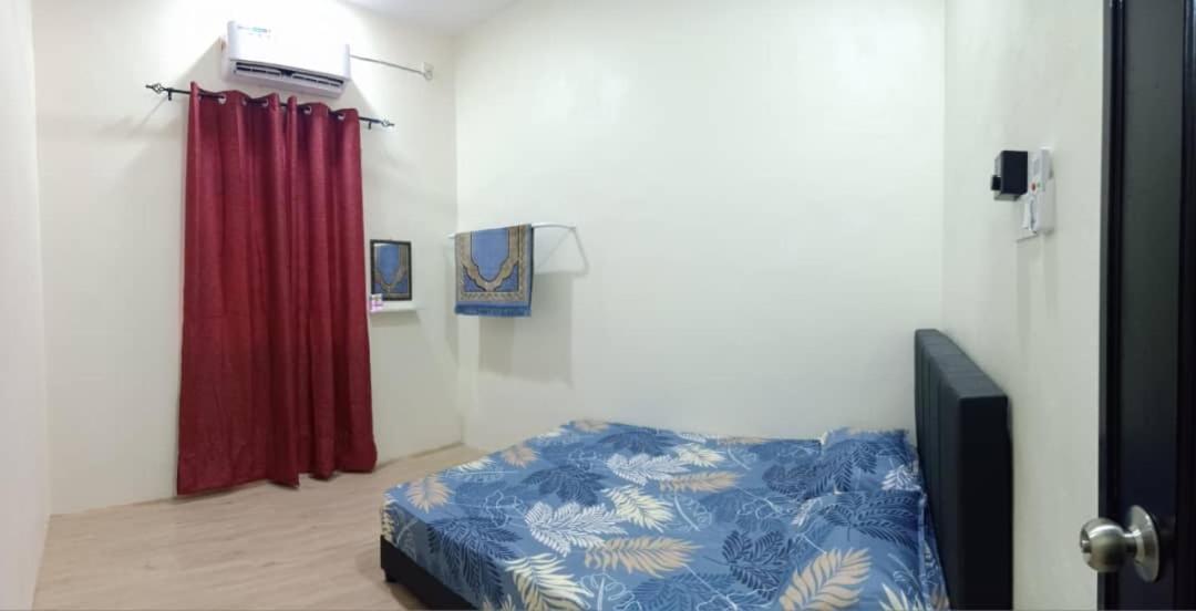 Ainaz Homestay Balik Pulau - B&B