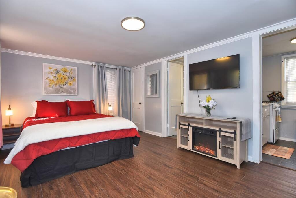 BLUE FLAMINGO'S ADORABLE GUEST HOUSE -TU-Cherry St-Expo-Downtown-11t - Bed and Breakfast