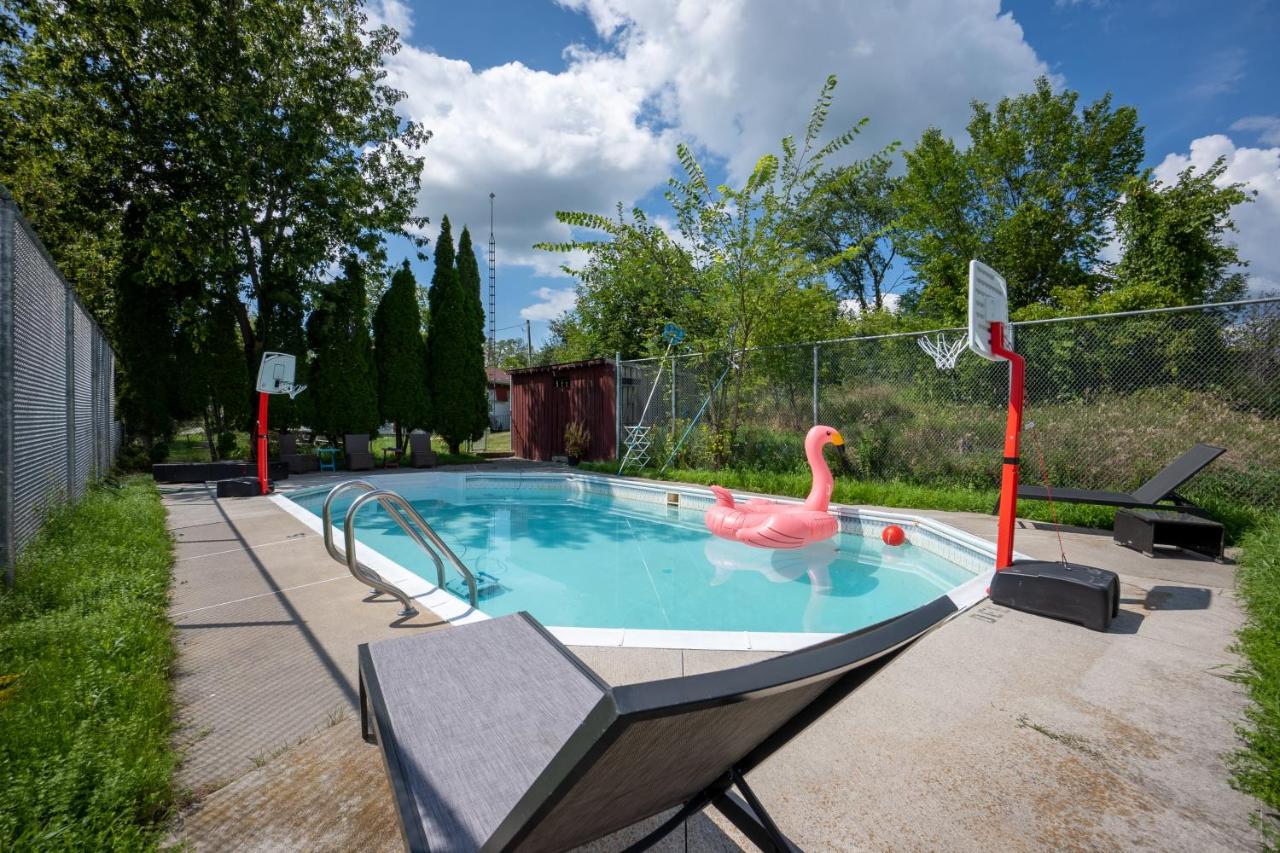 Private Countryside Resort w/ 3 Homes - Sleeps 30 - B&B