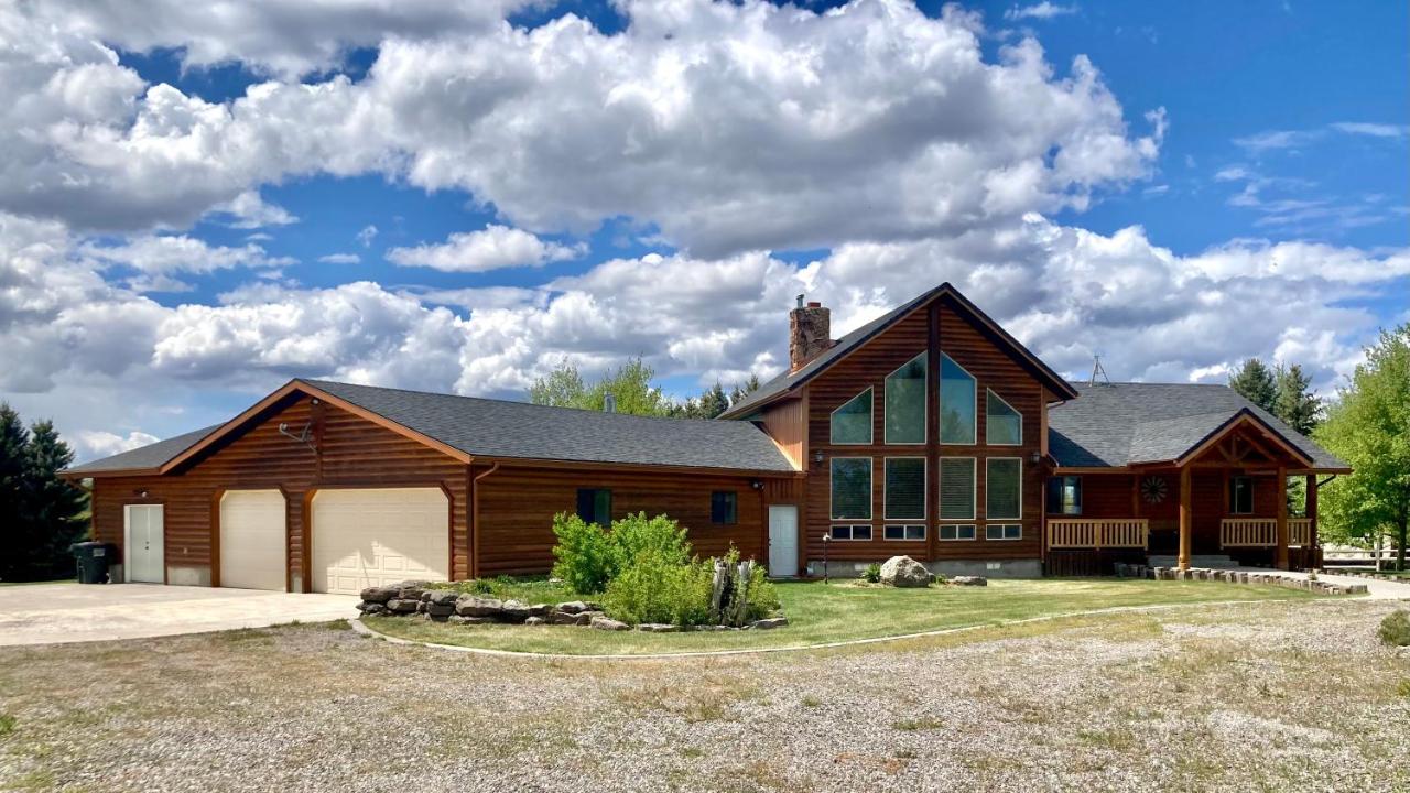 Chester Currents by KABINO Riverfront on Henrys Fork Air Conditioning Boat Launch Foosball Pool Table Huge Yard Garage WIFI - Chambres d’hôtes
