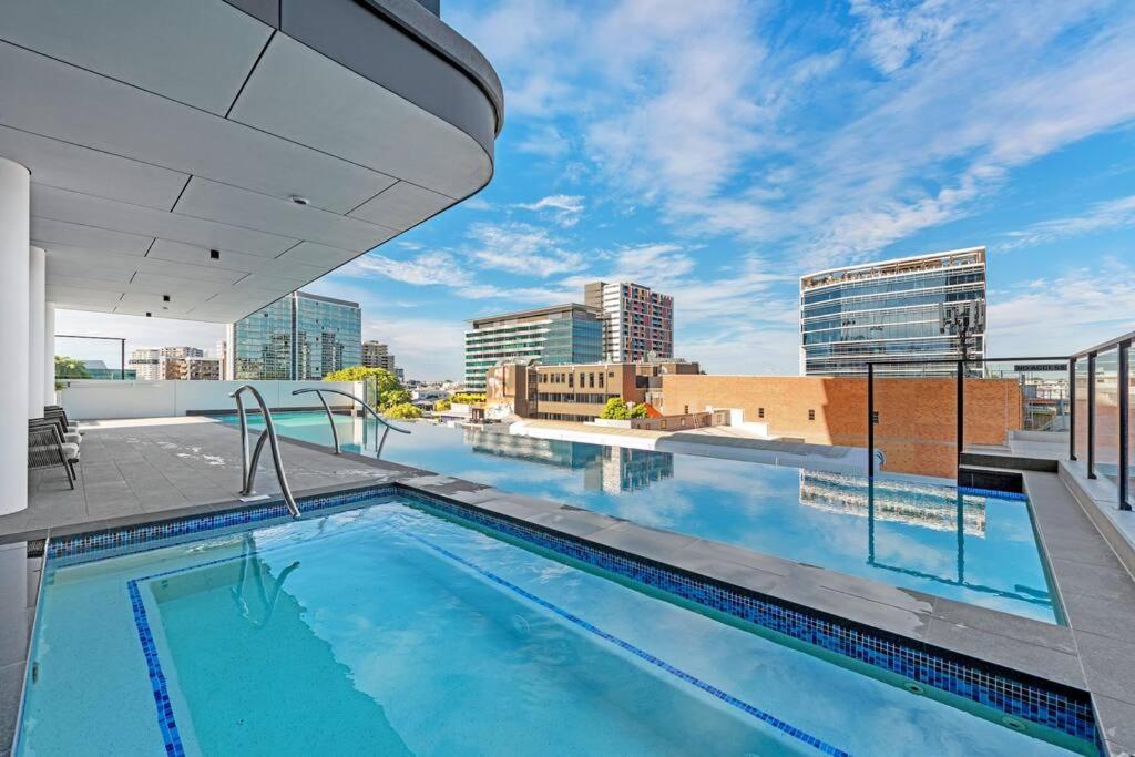 B&B Brisbane - Great located unit/Private Balcony, Pool,Gym,Parking - Bed and Breakfast Brisbane