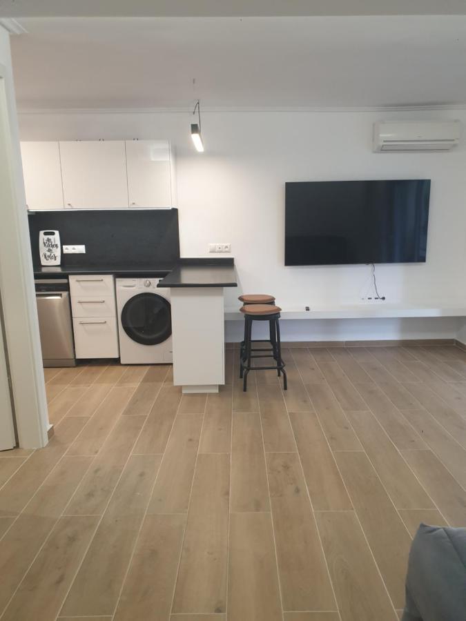 Newly Renovated Varkiza Beachside One Bedroom with Large Terrace - Bed and Breakfast