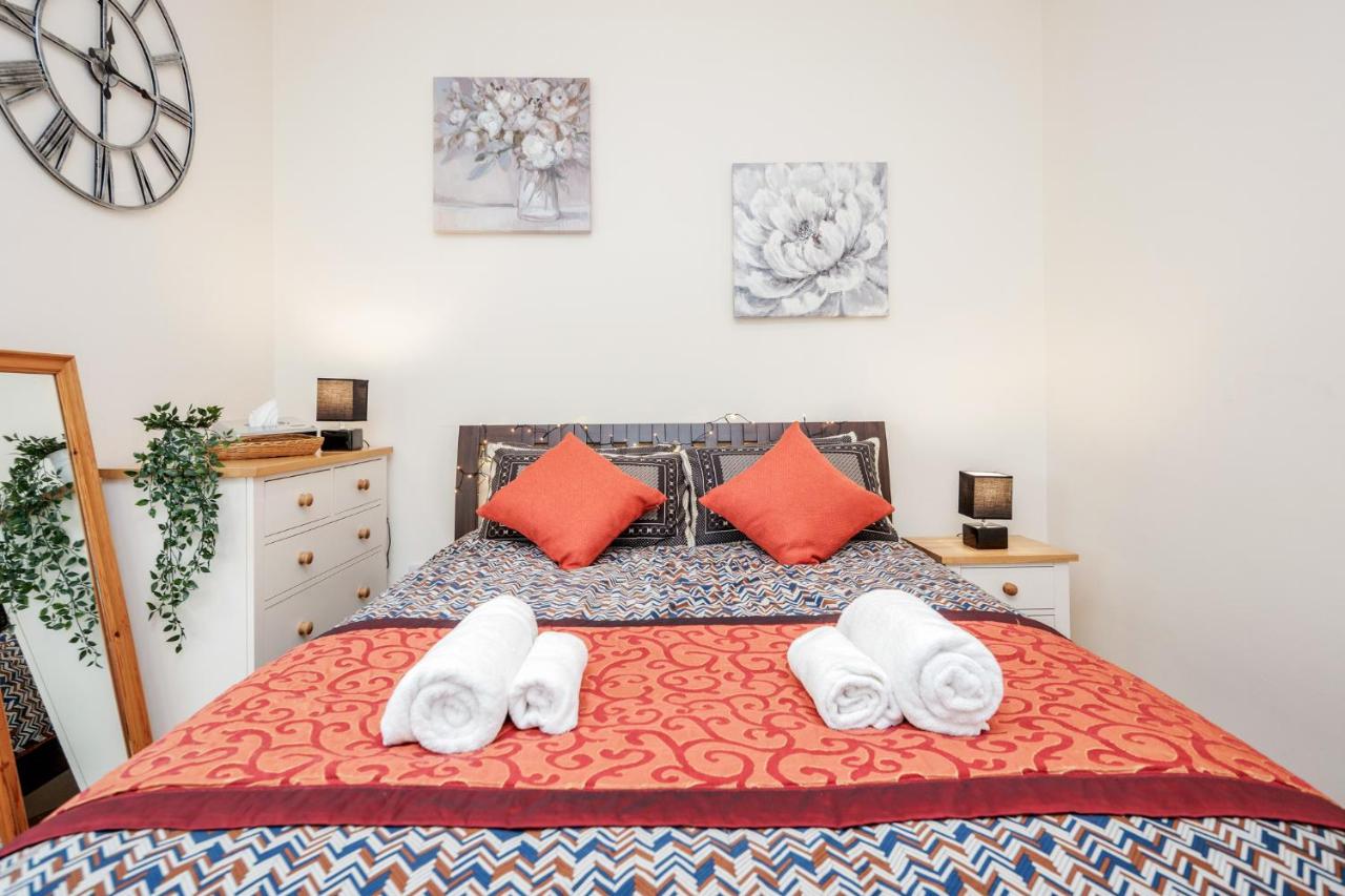 B&B Stockcross - Modern Elegant Luxury 1 bed flat Free parking - Bed and Breakfast Stockcross