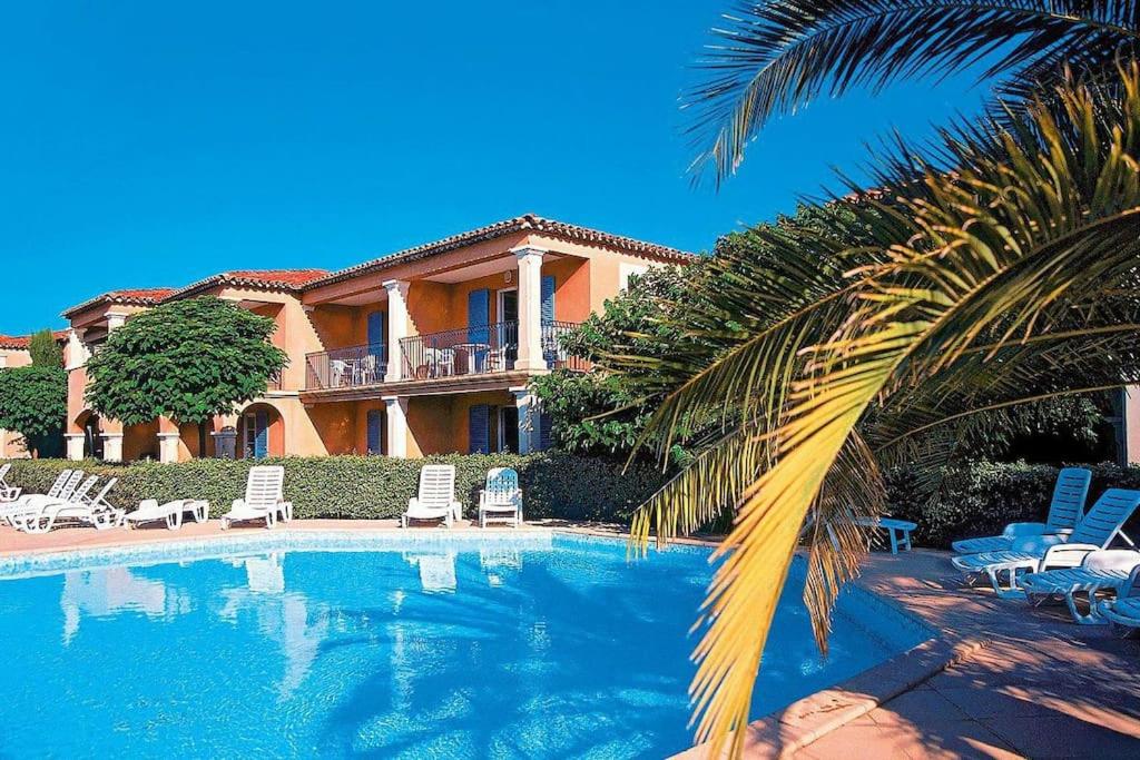 Appartement 30m2 avec jardin et piscine chauffée à La Palmeraie Grimaud - B&B