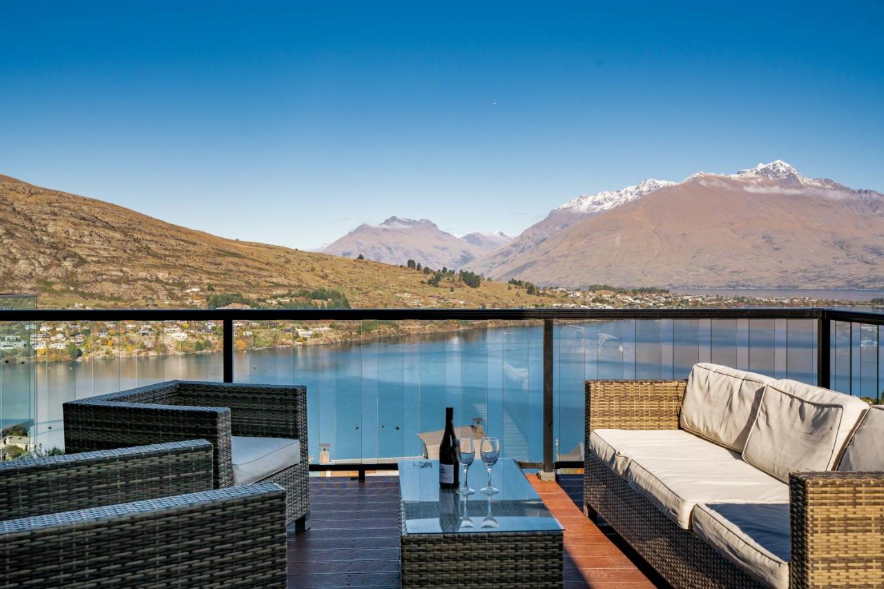 B&B Queenstown - A Luckie Charm - 8 Bedroom Townhouse with Spectacular View - Bed and Breakfast Queenstown