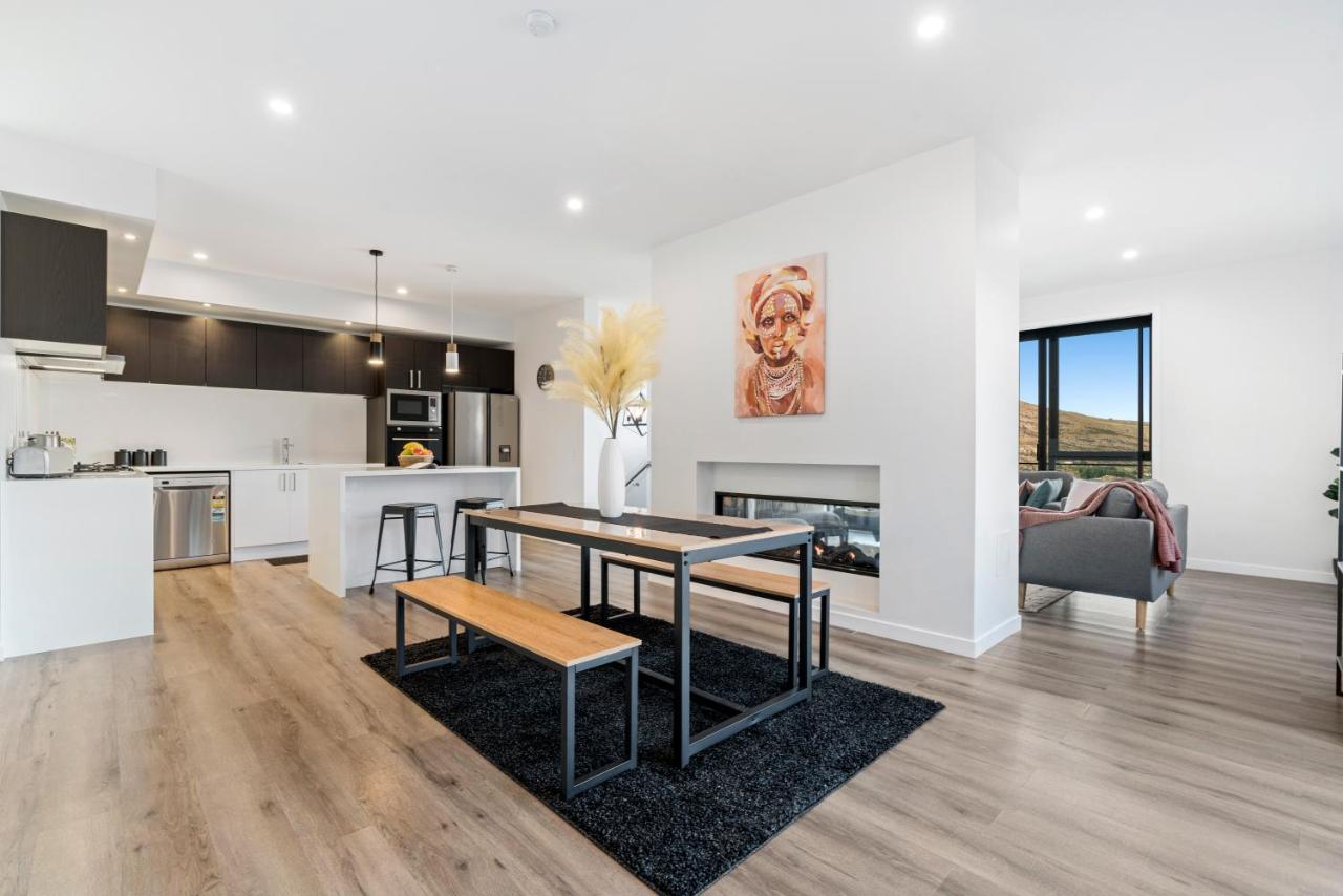 A Luckie Charm - 8 Bedroom Townhouse with Spectacular View - Chambres d'hôtes Queenstown