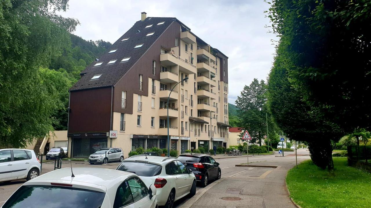 Le Red Escape à 15min du centre avec parking privé gratuit - B&B