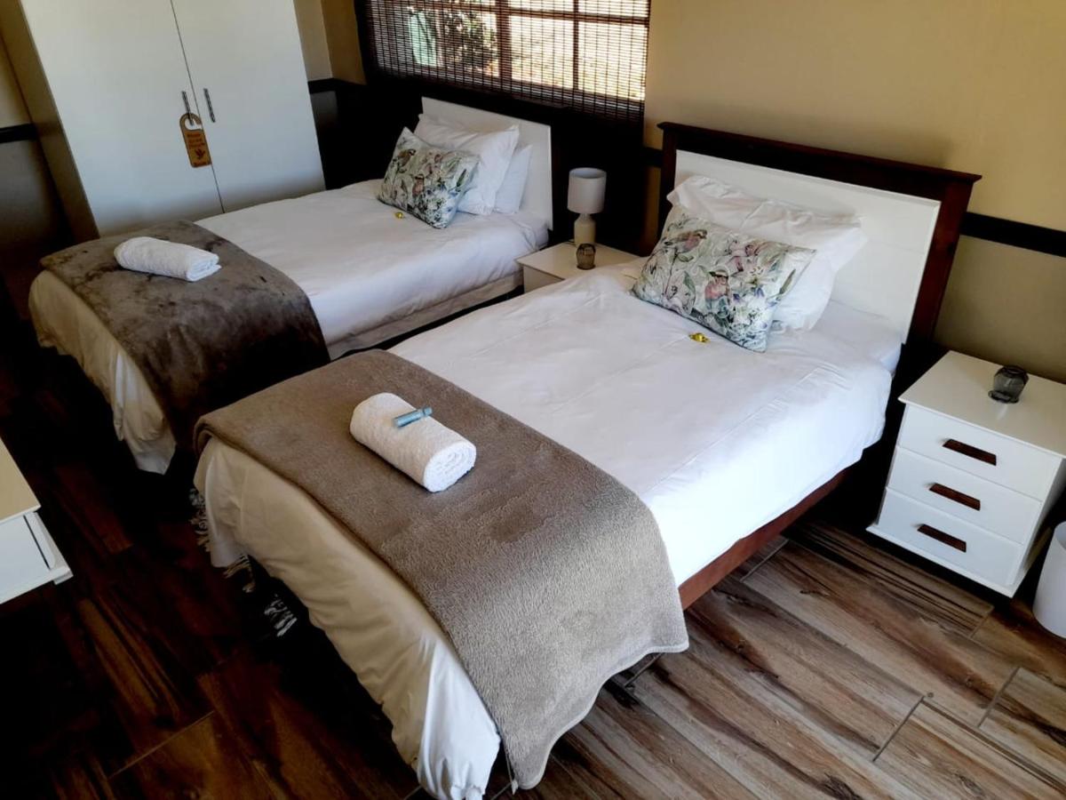 Zweibettzimmer mit Gartenblick