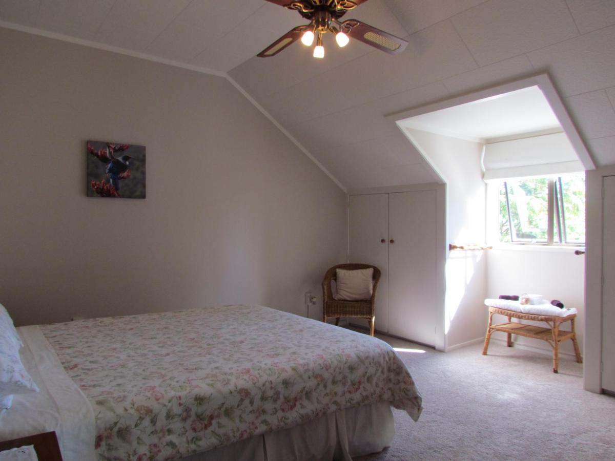 Zimmer mit Queensize-Bett und Gartenblick