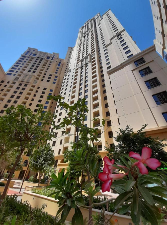 La Buena Vida Holiday Homes - Beach front very spacious, luxe and modern 3 bedroom with full kitchen in JBR , 3 min to the JBR beach Dubai Marina and Tram Station - Chambres d'hôtes Dubaï