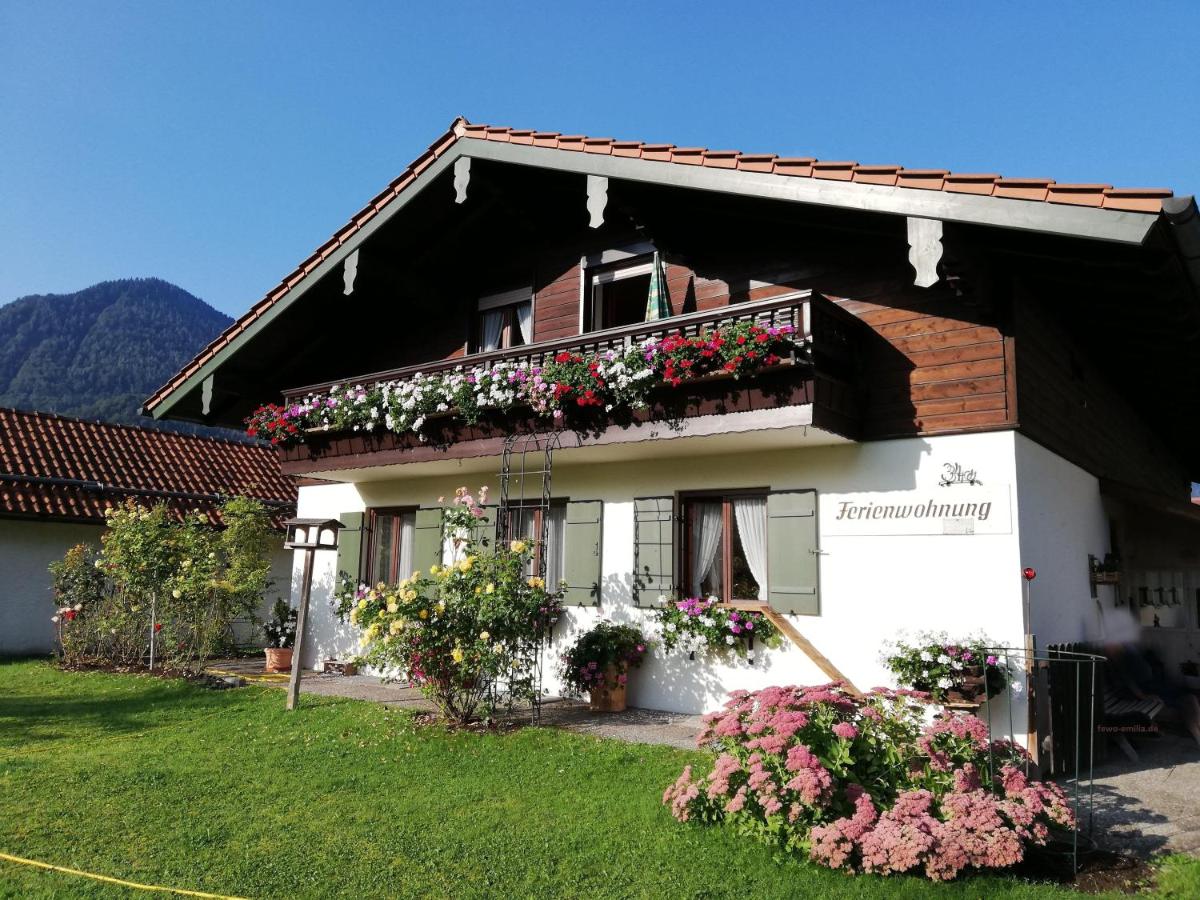 B&B Ruhpolding - Ferienwohnung Emilia mit Bergblick (Osten) - Bed and Breakfast Ruhpolding