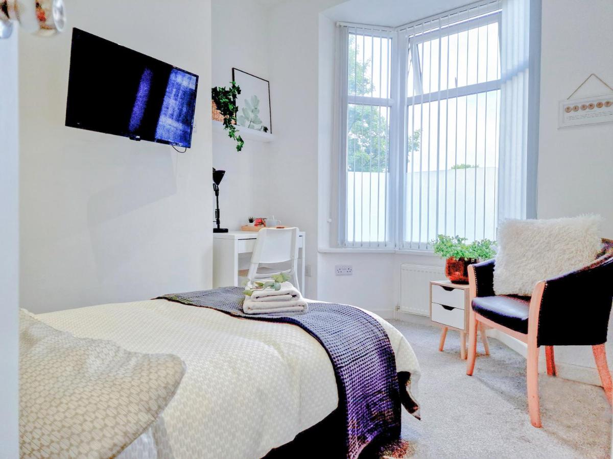 Single Room with Shared Bathroom