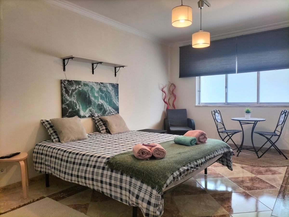 Habitación con cama extragrande.
