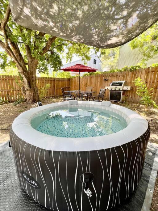 B&B San Antonio - Belair Lux 3BR 3BA Home W Private Hot tub, 3k Arcade Games & private garage- 5mins to the Airport - Bed and Breakfast San Antonio