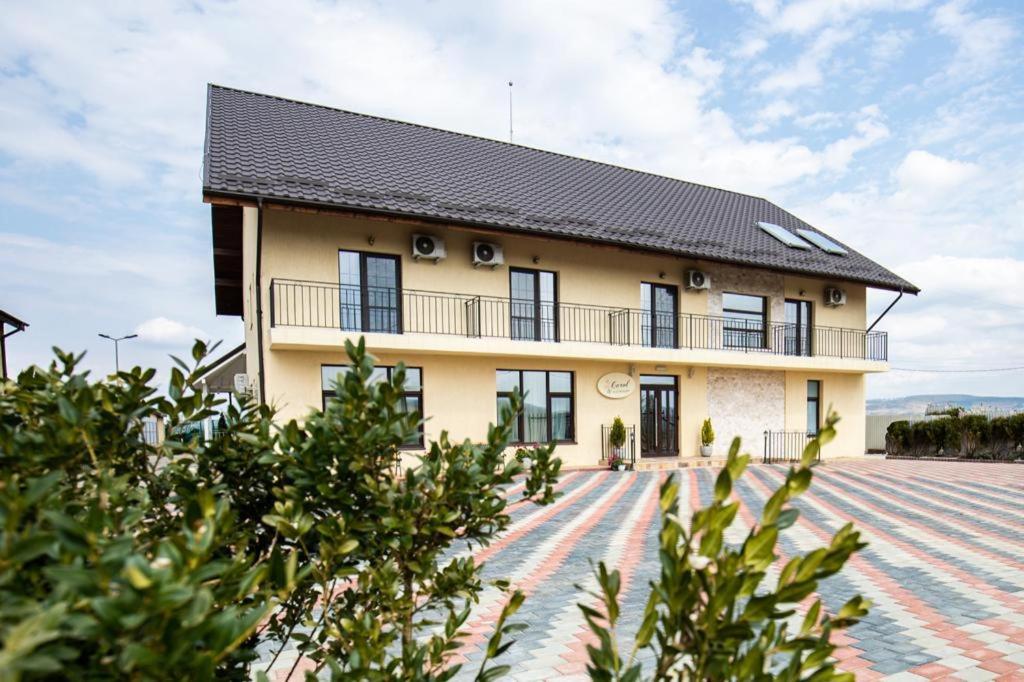 Pensiunea CAROL - B&B Faraoaní