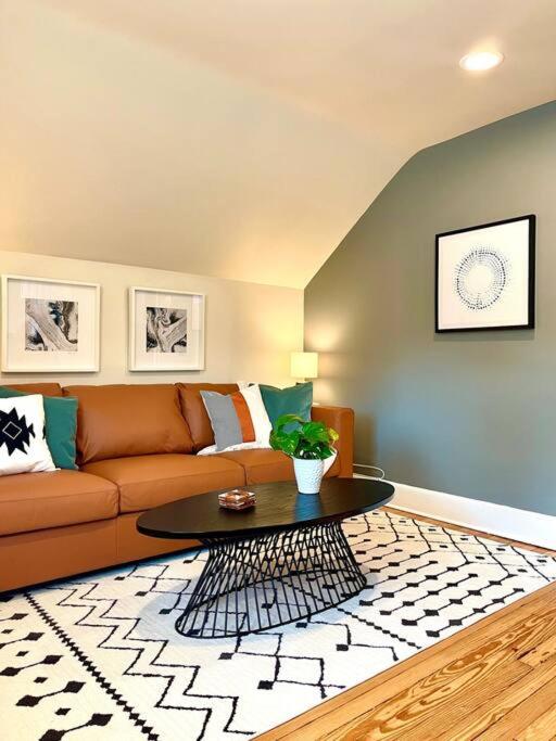 Immaculate, Newly Renovated 1 Bedroom Apt Near NYC - B&B Hawthorne