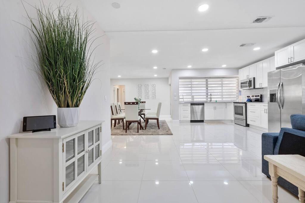 Beautiful & Peaceful 4 Bedroom Home With a Pool - B&B
