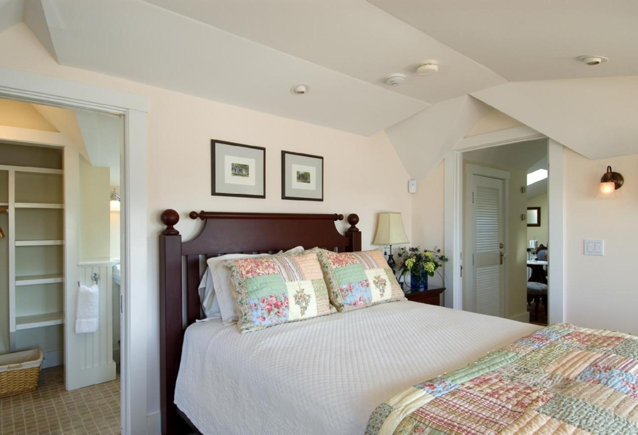Deluxe Queen Room with Balcony and Sea View