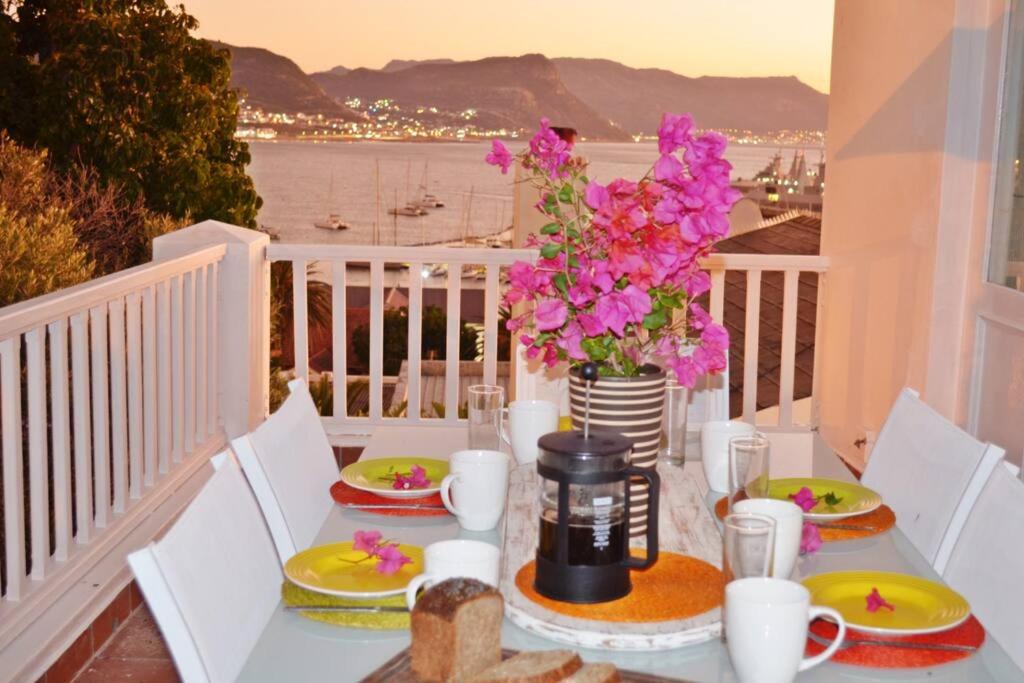 B&B Simon's Town - Bougainvillea House - The Heart of Simonstown - Bed and Breakfast Simon's Town