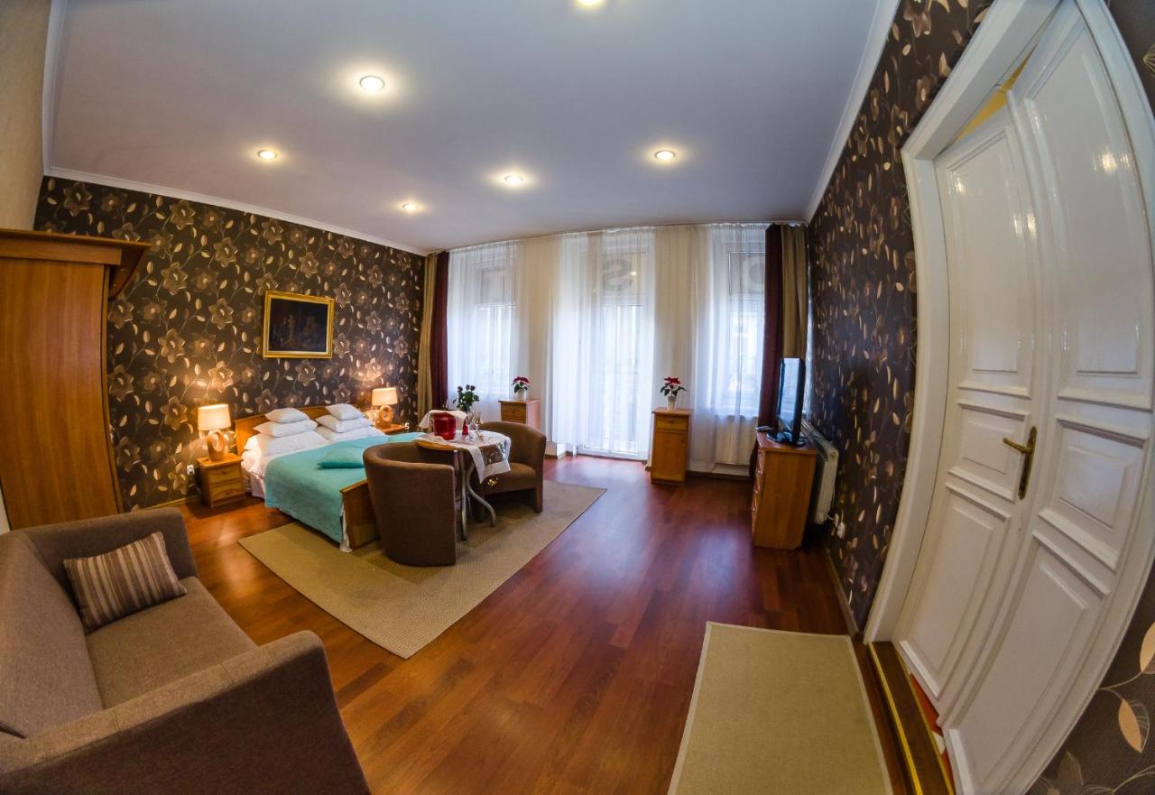 One-Bedroom Apartment with Sofa Bed
