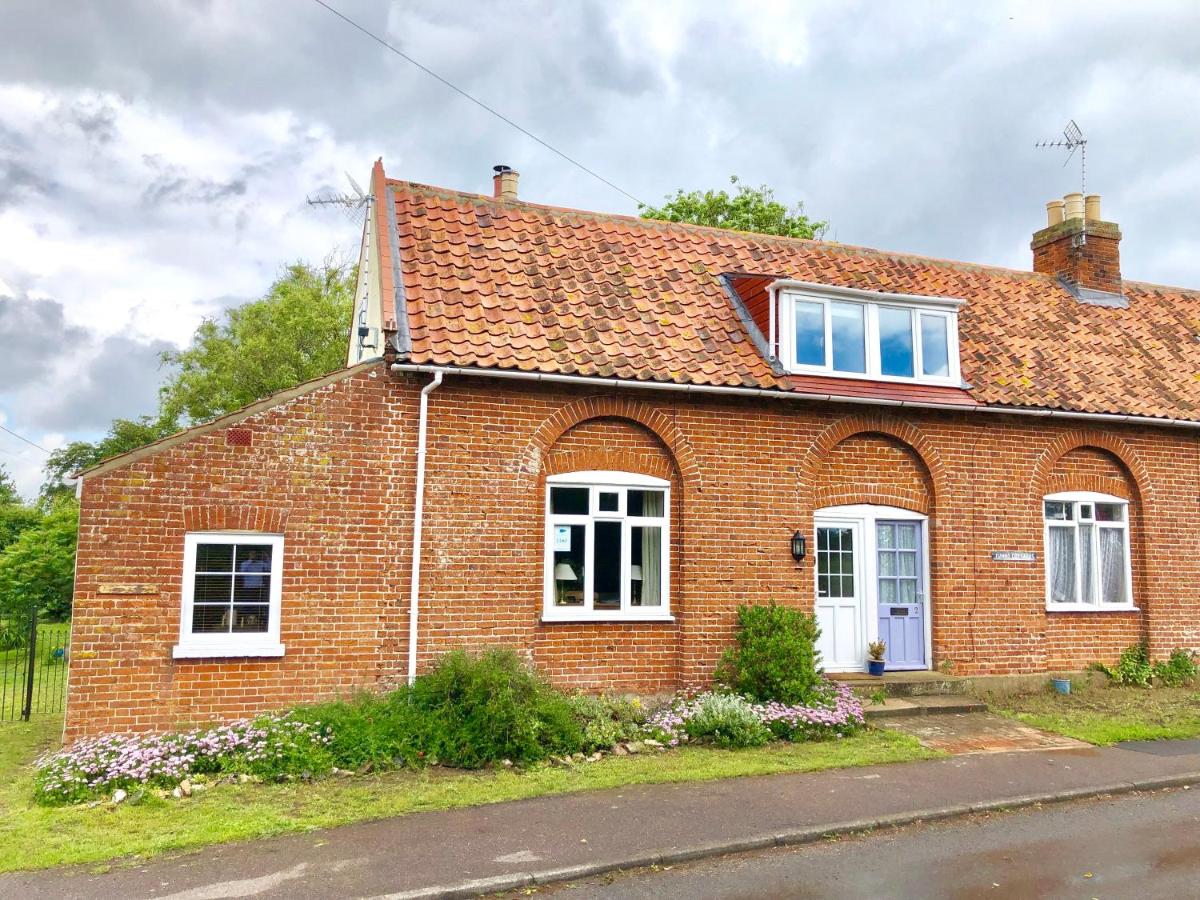 1 Tunns Cottages, Rushmere, nr Beccles - B&B