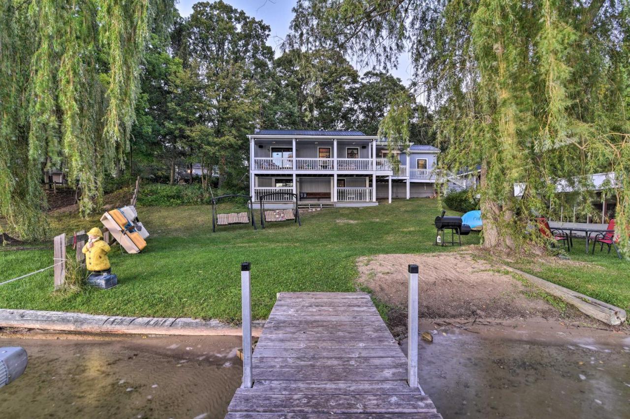 B&B Lapeer - Cozy Lakefront Lapeer House with 2 Paddle Boats! - Bed and Breakfast Lapeer