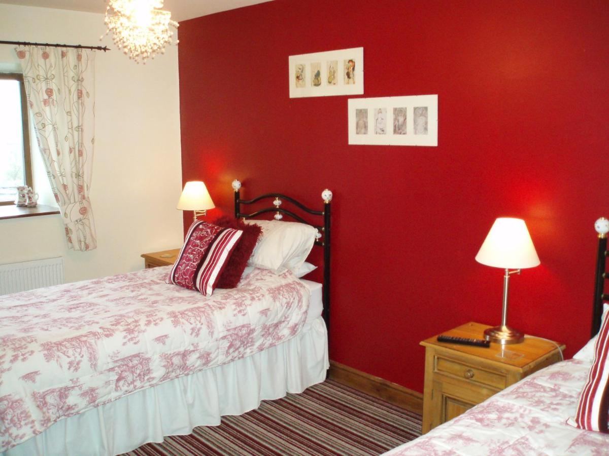 Twin Room with Private Bathroom