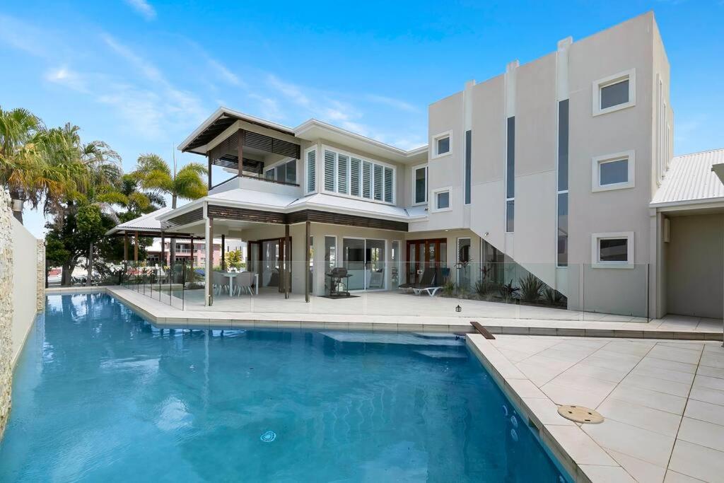 B&B Banksia Beach - Paradise on North- Luxurious canal home with pool - Bed and Breakfast Banksia Beach