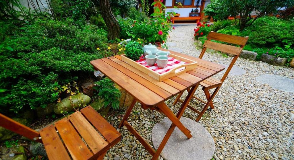 Jeonju Hanok Village Beautiful Garden House in Jeonju - Bedandbreakfast.eu