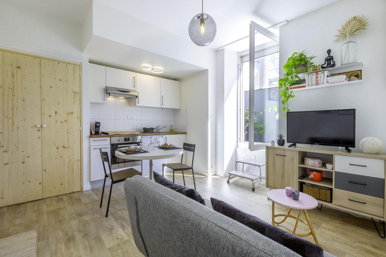 Superbe F1 avec terrasse et parking privé - B&B Évian-les-Bains