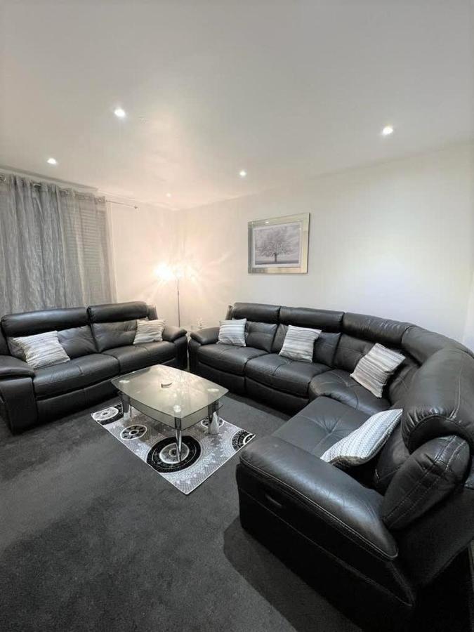 B&B Glasgow - Lovely 2 Bed Apt close to Silverburn Mall - Bed and Breakfast Glasgow