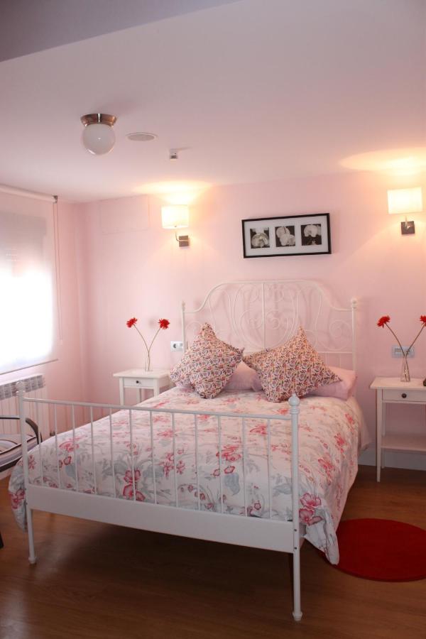 Tweepersoonskamer met 2 Aparte Bedden en Eigen Badkamer