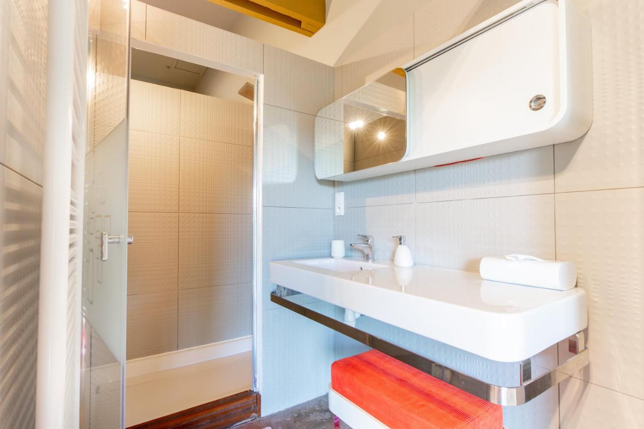 Habitación con cama extragrande y bañera de hidromasaje