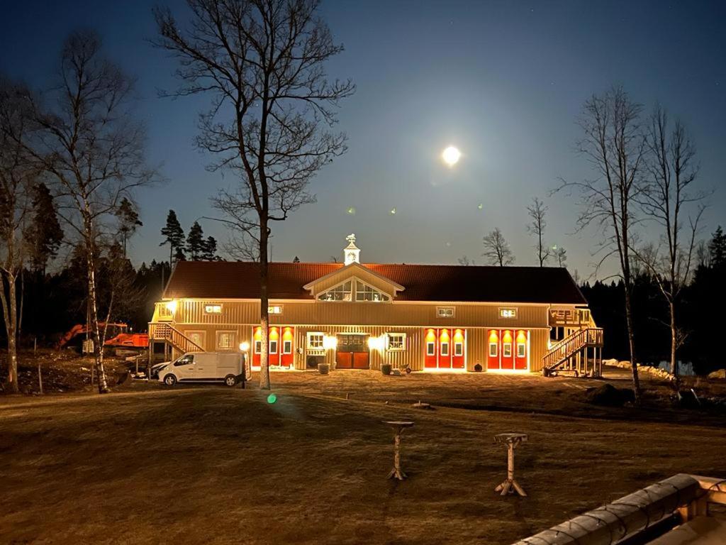 Mysig lägenhet med öppen planlösning på hästgård. - B&B