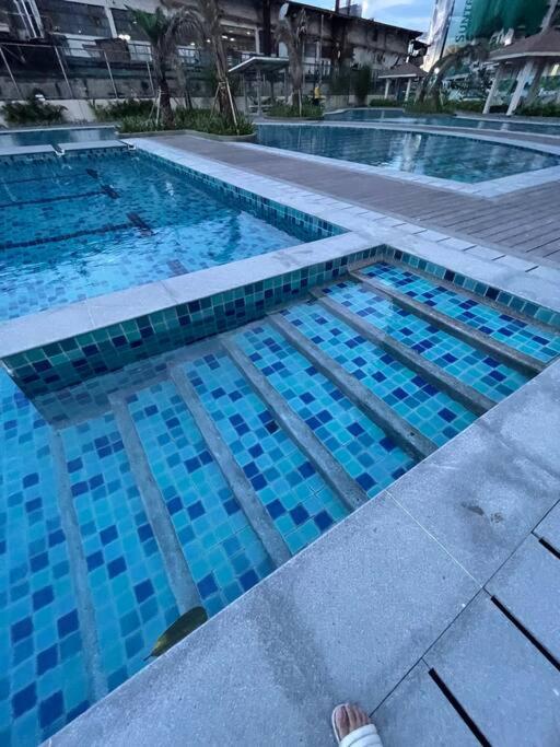 Stylish 1 bedroom condo with pool view and Fast WIFI - B&B Manila