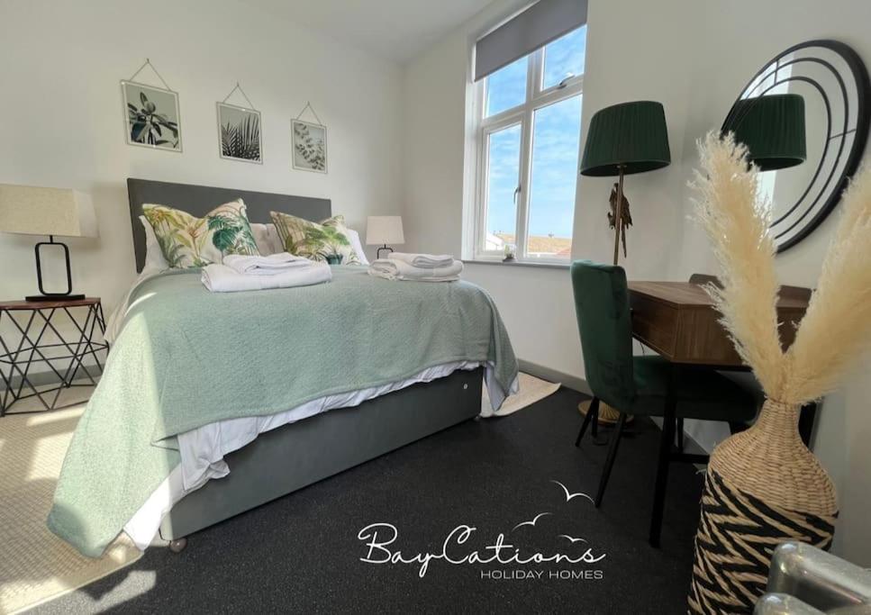 Stylish 2 bed Paignton apartment, 5 minute walk to beach - Chambres d’hôtes Paignton