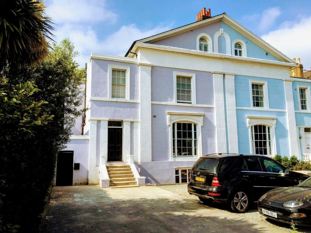 Elegant & spacious parkside 2-bedroom 2-bathroom flat in period building on Blackheath Common - private entrance, great Greenwich location, easy for O2 Arena and City! - Chambres d’hôtes
