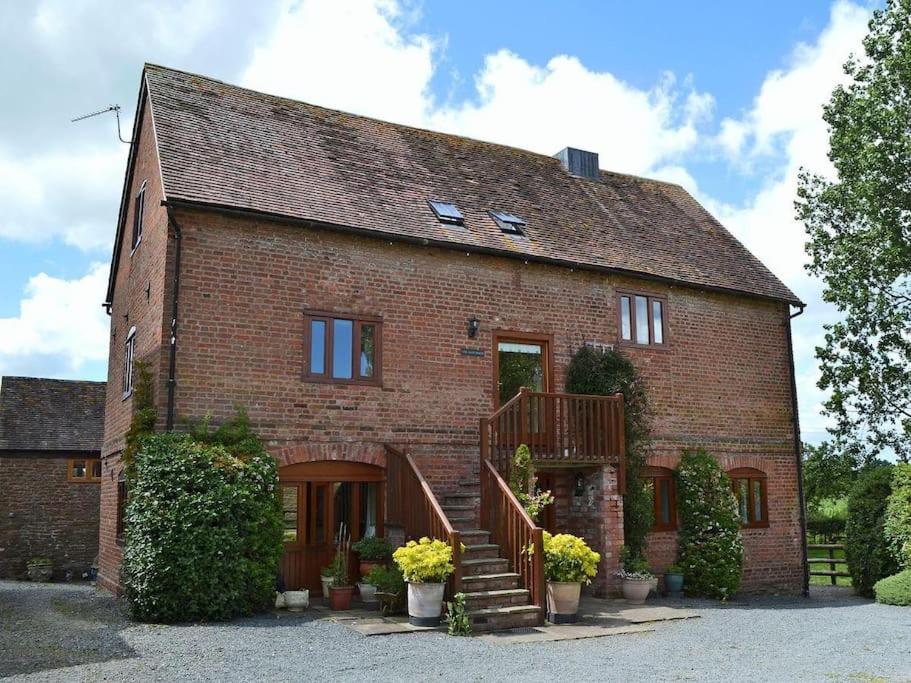 B&B Bromyard - The Oast House - farm stay apartment set within 135 acres - Bed and Breakfast Bromyard