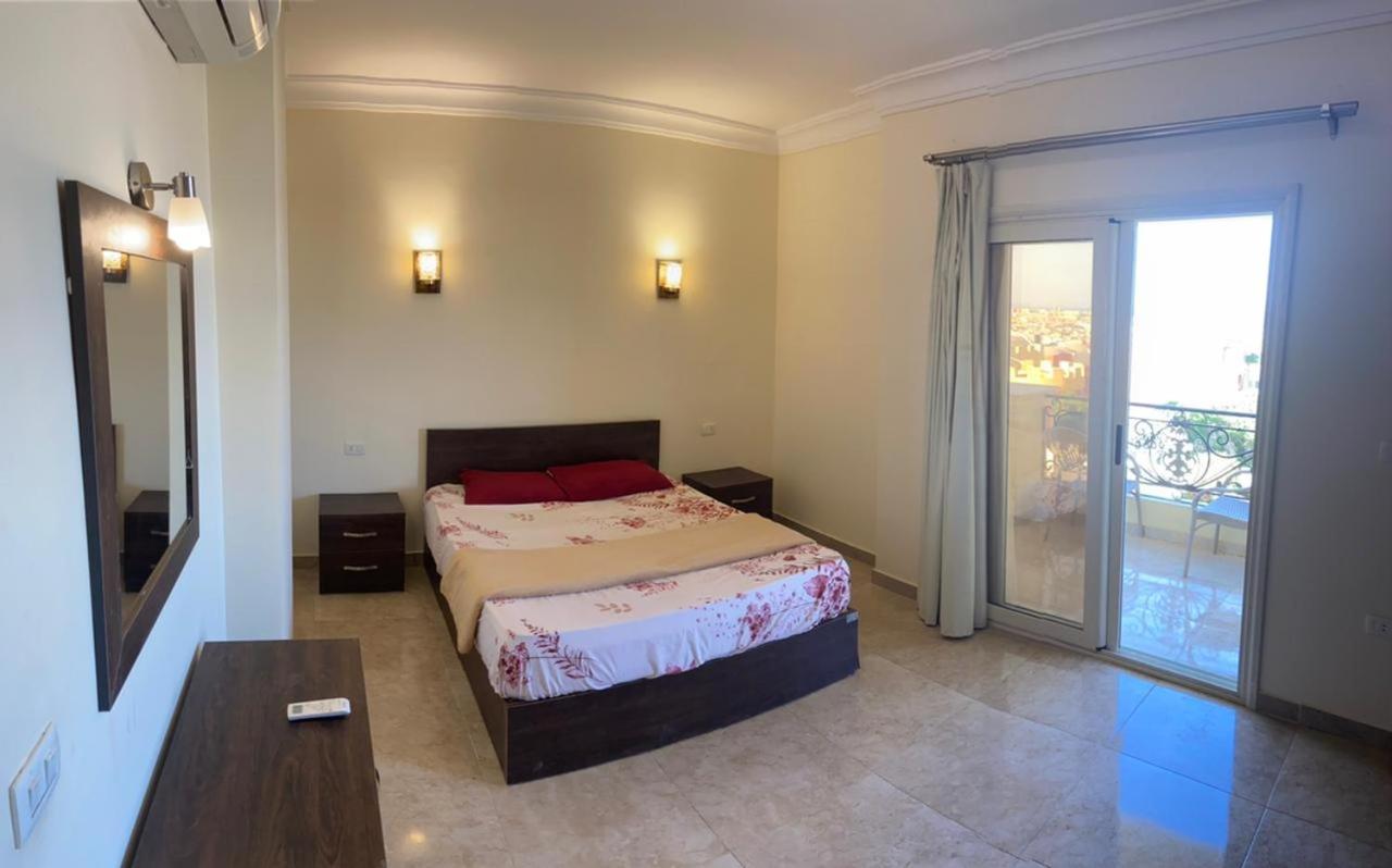 One-Bedroom Apartment with Sea View