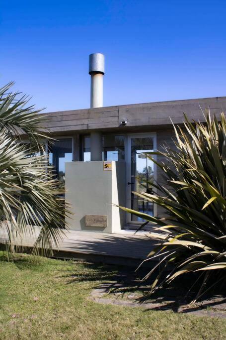 Casa Las Vistillas -La Pedrera- con lago privado a metros del Mar - Chambres d'hôtes Rocha