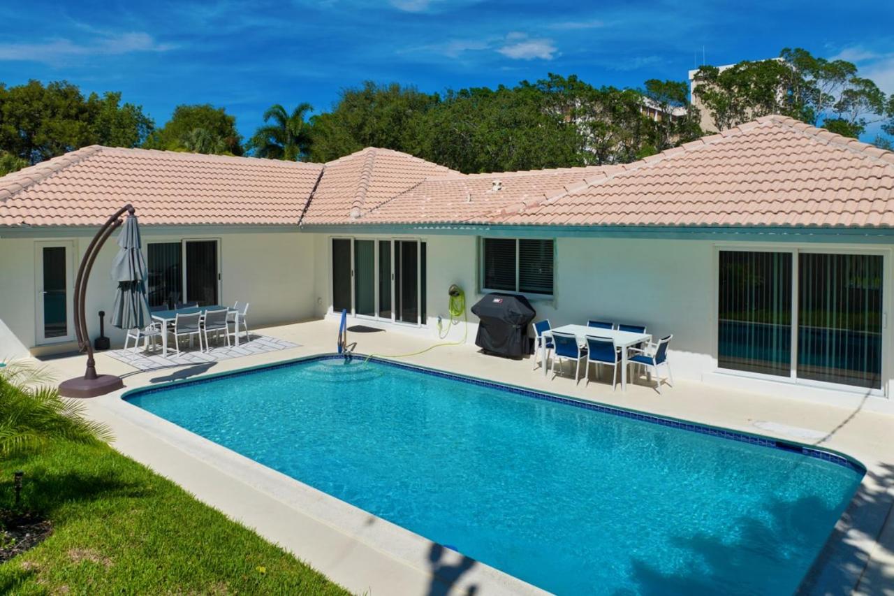 B&B Fort Lauderdale - Sail Away Beach Cottage Sleeps 10 Heated Pool - Bed and Breakfast Fort Lauderdale