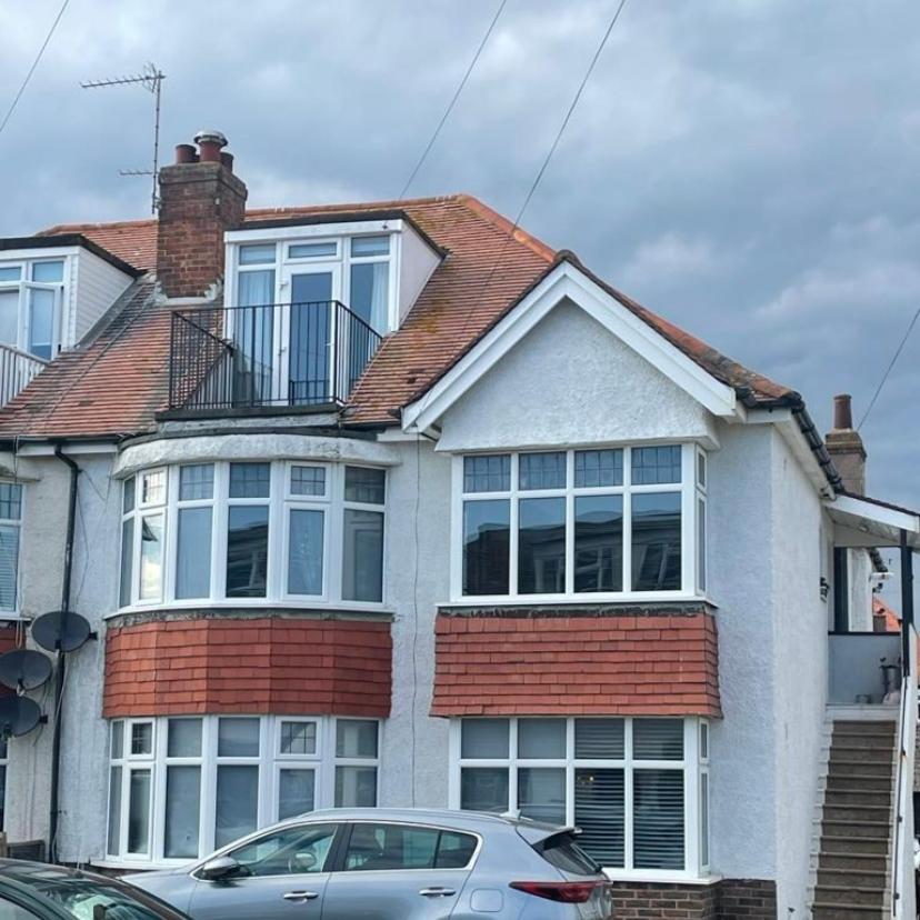 Entire 2 bed property, 1 road back from the sea - B&B