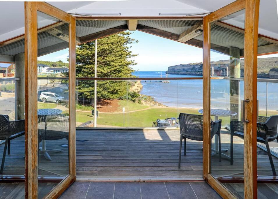 12 Rocks Beach View Loft Central Port Campbell - B&B