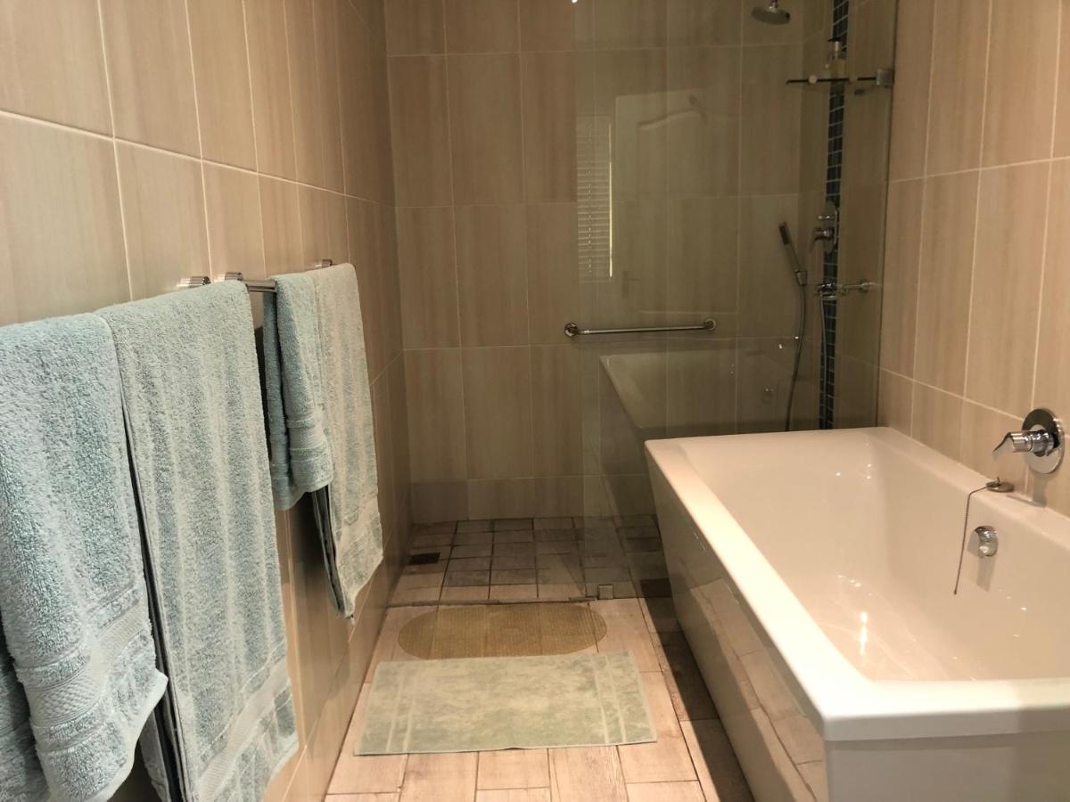 Deluxe Queen Suite