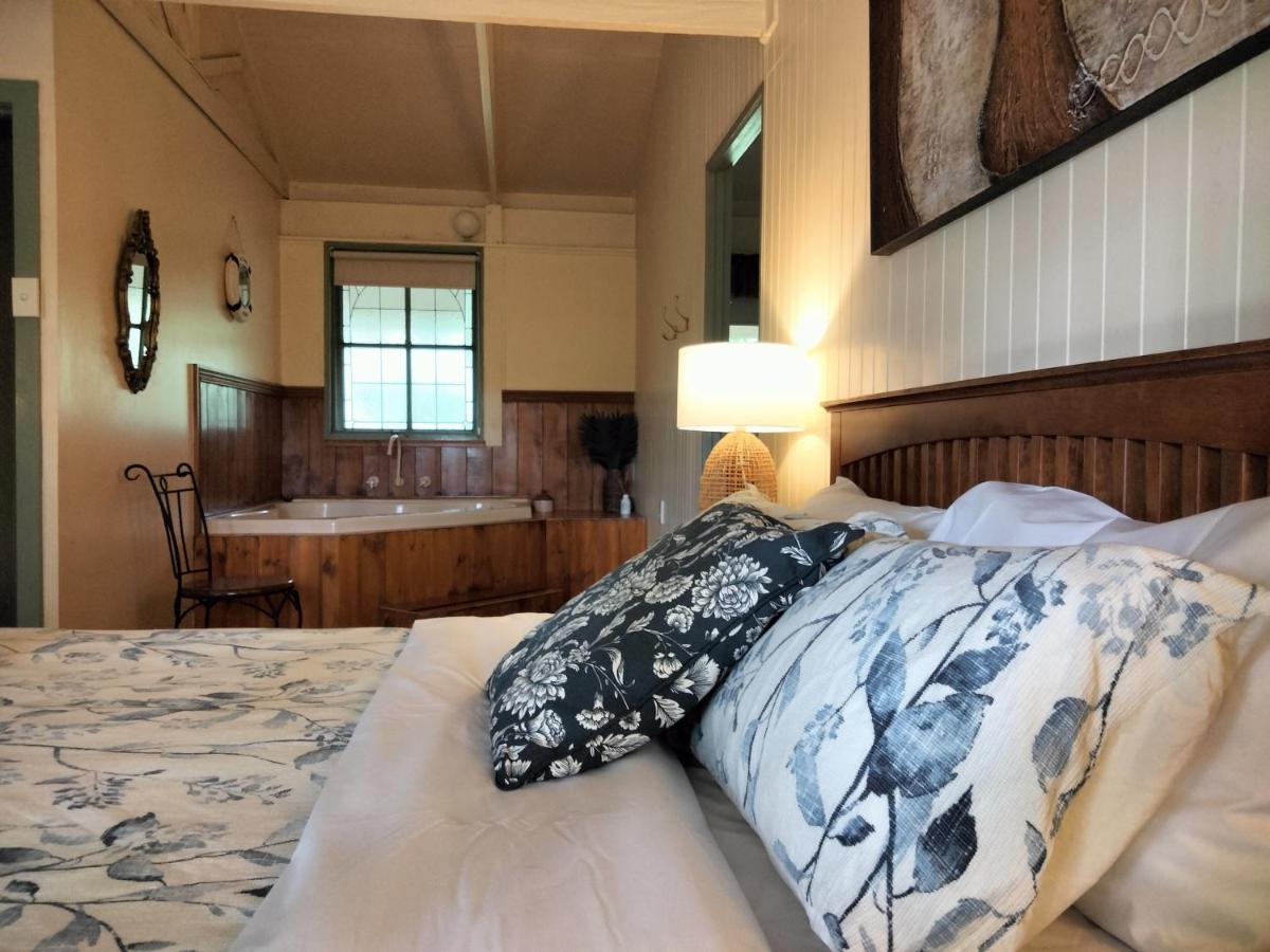 TimberLoo Cottage (1 Queen Bed) SPA & Wood Stove